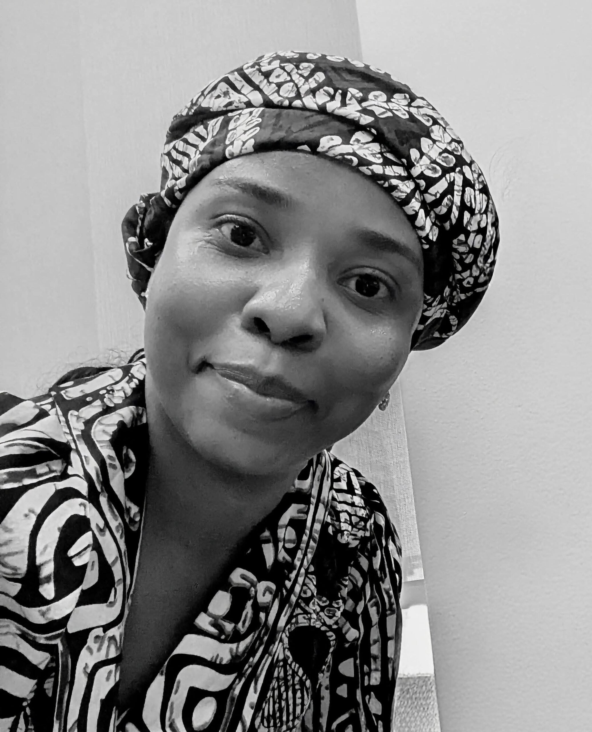 Woman shares chats Nigerian men sent to her sister after scaled